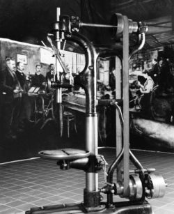 Bohmaschine vor Fotocollage