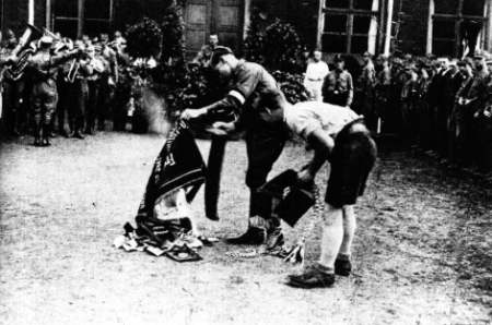 Fahnenverbrennung 1933